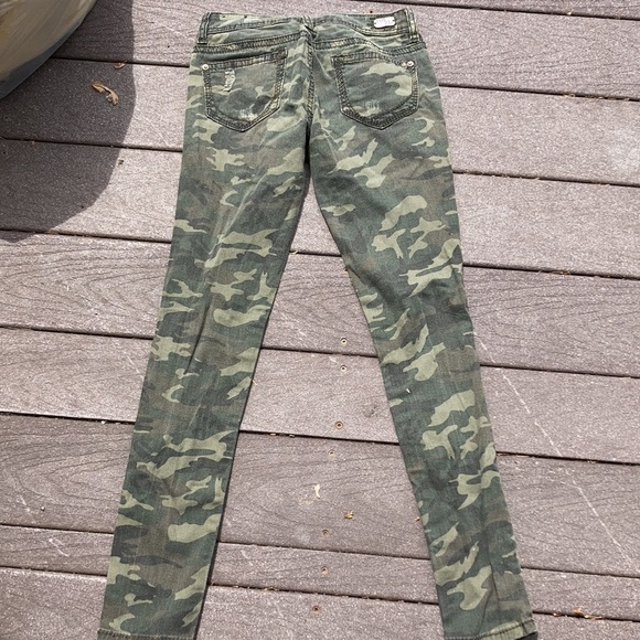 Rue 21 Distressed camo jeans size 1/2 - Picture 2 of 6